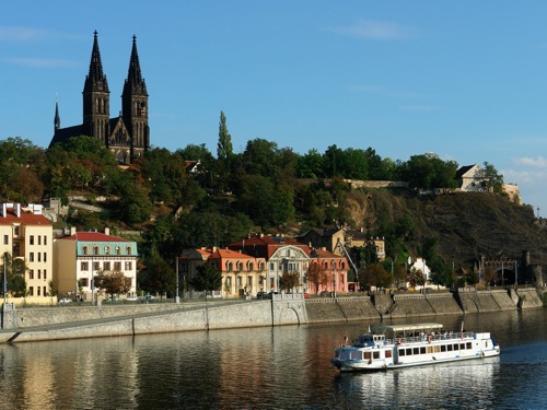 Le rocher de Vysherad surplombant la Vlatva. à gauche, l’église Saint Paul